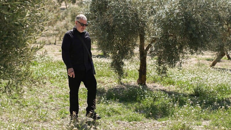 Spencer Tunick fotografiará a miles de voluntarios desnudos en un olivar granadino Archivo - El artista neoyorquino Spencer Tunick en un campo de olivos en Granada - Marcus Bonato - Archivo