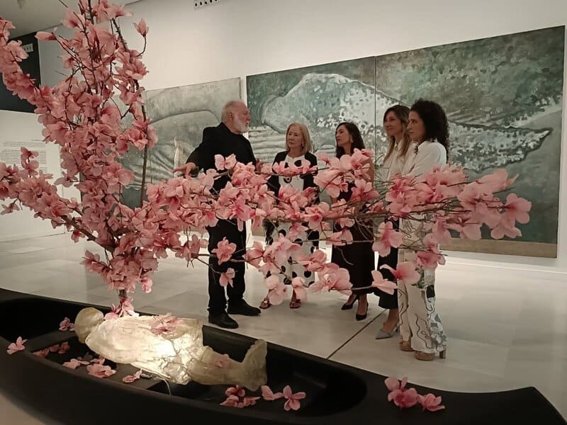 «Epifanías» de Eugenio Cuttica inauguran la temporada expositiva del Centro Cultural CajaGranada Eugenio Cuttica acompañado desde la izquila presidenta de CajaGranada Fundación, María Elena Martín-Vivaldi, la comisaria de la exposición, Reyes Abad, la coordinadora, Violeta Frank, y la subdirectora de Actividades de la Fundación Cajasol, Gloria Ruiz - CAJAGRANADA FUNDACIÓN