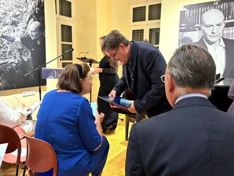 Un homenaje en Atenas reconoce la conexión entre Lorca y Elytis en el Festival de Poesía del Mediterráneo La ministra de Cultura de Grecia, Lina Mendoni, conversa con el director del Cervantes, Luis García Montero, durante el acto en la Casa Museo Elytis - INSTITUTO CERVANTES