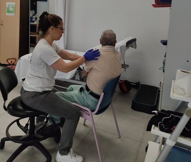 La Junta lamenta que el Gobierno «no autorice» la prórroga de fondos europeos para proyecto con pacientes ELA Imagen de archivo de un ejercicio de fisioterapia respiratoria precoz en pacientes con ELA - HOSPITAL VIRGEN MACARENA - Archivo