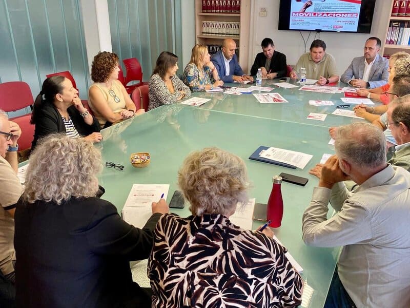 PSOE y sindicatos reclaman atención digna y servicios públicos de calidad para dependientes Encuentro entre PSOE, UGT y CCOO sobre la gestión de la dependencia por la Junta - PSOE