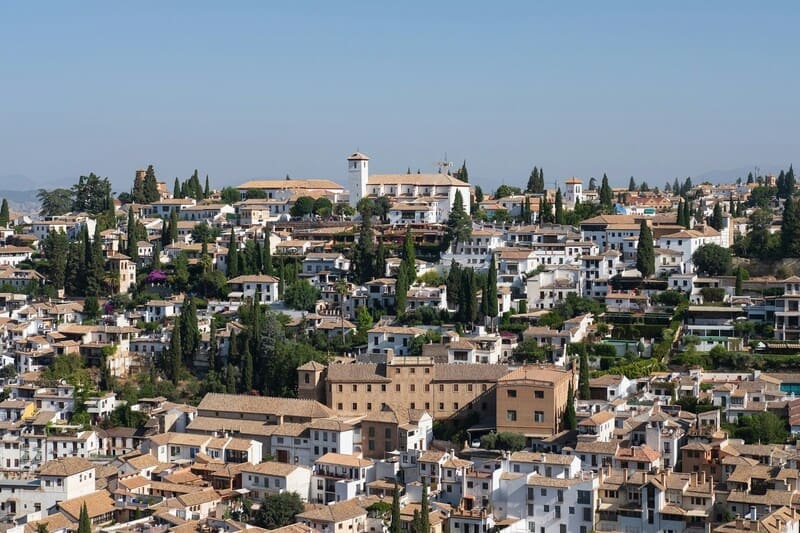 El Ayuntamiento de Granada reduce su deuda financiera en más de 16 millones de euros desde 2023 El Ayuntamiento de Granada reduce su deuda financiera en más de 16 millones de euros en solo dos años, un 11,63% menos. Imagen: Unsplash