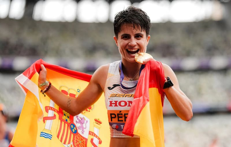 Imperial María Pérez: logra un histórico doblete en el Mundial de Atletismo con un nuevo oro en los 20 Km. marcha María Pérez muerde su medalla de oro lograda en el Mundial de Atletismo de Tokyo 2025 en los 20 kilómetros marcha. Imagen: RFEA / Sportmedia