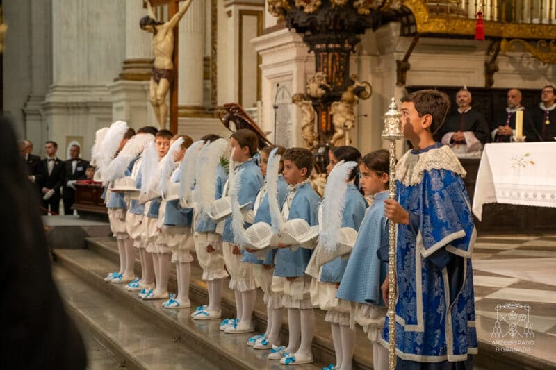 En este cortejo han participado por primera vez los Seises de la Catedral. Imagen: Archidiócesis de Granada / https://archidiocesisgranada.es/