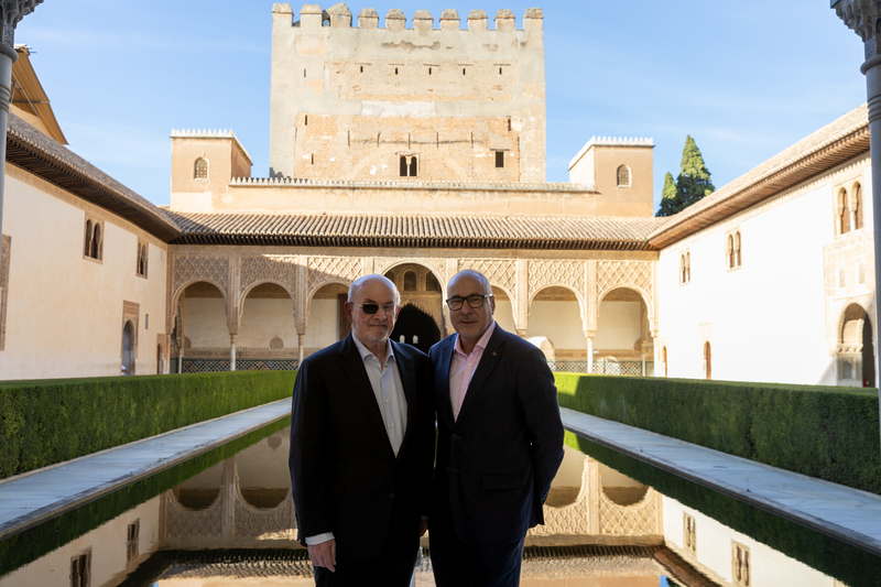 Salman Rushdie: «El hombre que me atacó no tenía ni idea de cómo matar a nadie» Salman Rushdie posa junto al director de la Alhambra. Imagen: Patronato de la Alhambra