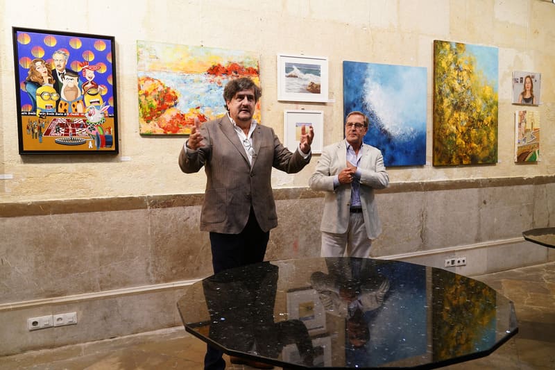El decano, Leandro Cabrera (derecha), y el presidente de la Comisión de Cultura, Antonio Olivares (izquierda), durante la subasta solidaria. Imagen: Colegio de Abogados de Granada
