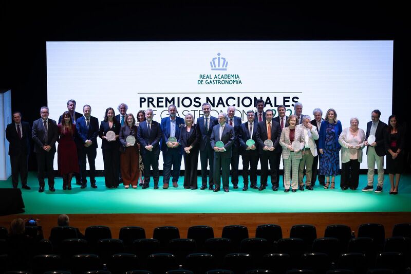 Granada acoge la gala de entrega de los Premios Nacionales de Gastronomía 2025 Foto de los profesionales reconocidos en los Premios Nacionales de Gastronomía 2025. Imagen: Ayuntamiento de Granada