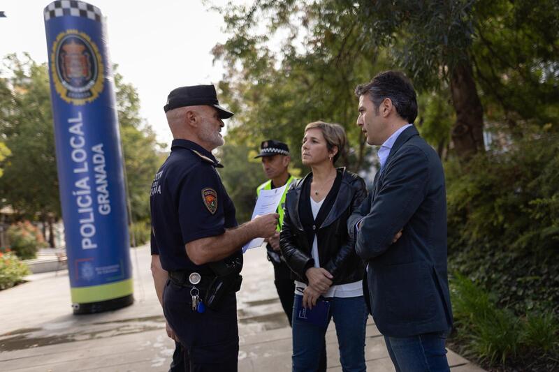 La nueva Oficina Móvil de Barrio acercará la labor de la Policía Local a los vecinos de Granada Presentación de la nueva Oficina Móvil de Barrio de la Policía Local de Granada. Imagen: Ayuntamiento de Granada