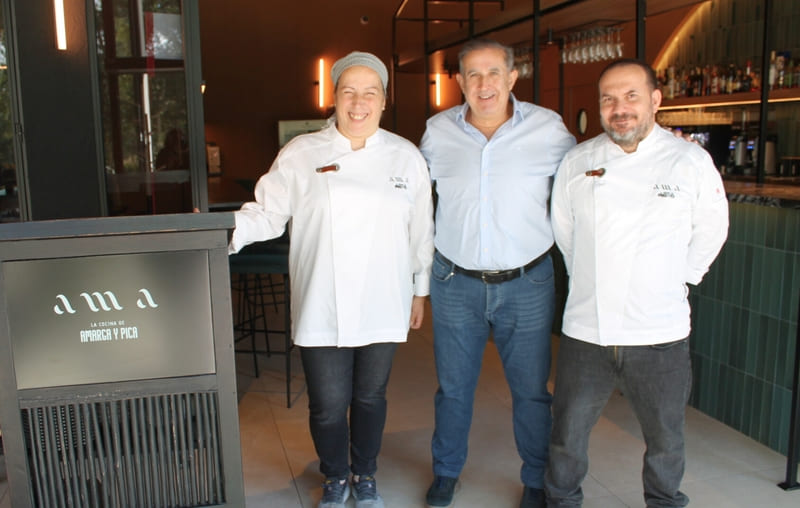 La cocina de Amarga y Pica ficha a los artífices y propietarios de Versos Sueltos para liderar su próximo capítulo De izquierda a derecha: Mertxi Miranda, Eduardo Valverde y Víctor Rodríguez. Imagen: Conde de Benalúa