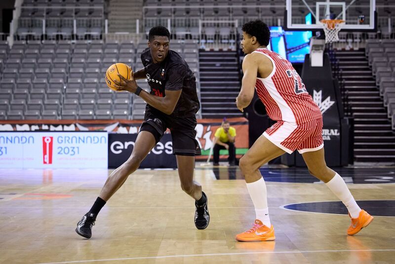 Jugada del primer partido del Stellantis & You Granada en el Palacio de Deportes. Imagen: Fundación CB Granada