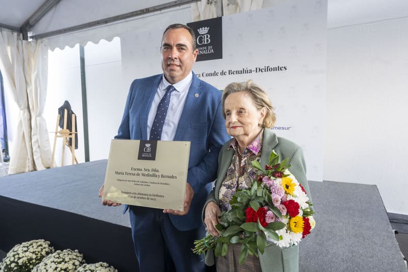  el presidente del Consejo Rector de la Sociedad Cooperativa Andaluza Conde de Benalúa, Rafael Serrano, junto a la condesa de Benalúa, duquesa de San Pedro Galatino y señora de Láchar, momentos después de finalizar el acto institucional de inauguración de la almazara de Conde de Benalúa S.C.A. en Deifontes, este jueves, 30 de octubre de 2025.