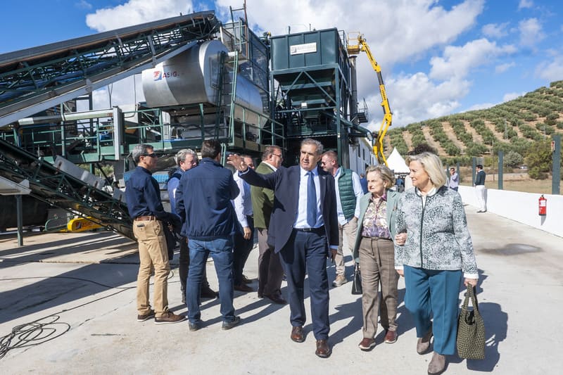 Eduardo Valverde, gerente de Conde de Benalúa S.C.A., muestra a algunos de los asistentes las instalaciones de la nueva almazara en Deifontes