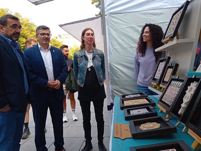 La VII Feria de Oficios Artesanos se suma a las propuestas para este puente en Granada Apertura de la VII Feria de Oficios Artesanos - JUNTA