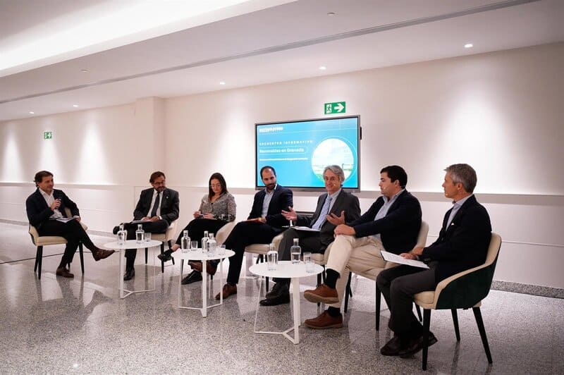 Expertos e instituciones debaten sobre el futuro energético de la provincia Desde la dcha. Los CEO de Altano, Miguel Sánchez, y Greening, Ignacio Salcedo, el experto Rafael Muñoz, el director de APPA Javier Lázaro, la alcaldesa de Padul, Celia Villena, y el delegado de la Junta, Antonio Granados, con el moderador, Francisco Morón - ARSENIO ZURITA-EUROPA PRESS