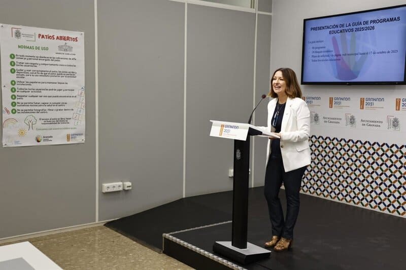 La Concejalía de Educación amplía la oferta municipal con 18 bloques temáticos y 16 propuestas nuevas La concejala de Educación, Encarnación González, presentando los 98 programas educativos del Ayuntamiento de Granada. - AYUNTAMIENTO DE GRANADA