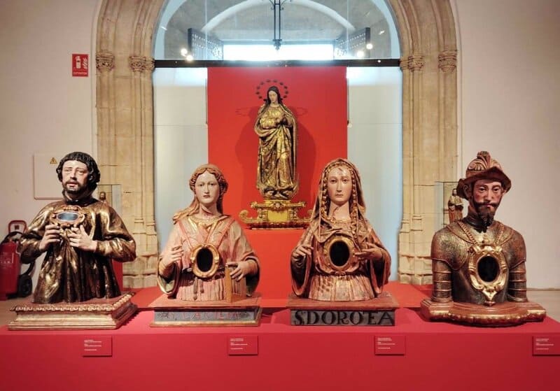 ‘Pluriversal’, la muestra que reúne el patrimonio de las universidades de Granada y Sevilla Exposición 'Pluriversal. Colecciones universitarias de Granada y Sevilla'. - UNIVERSIDAD DE SEVILLA