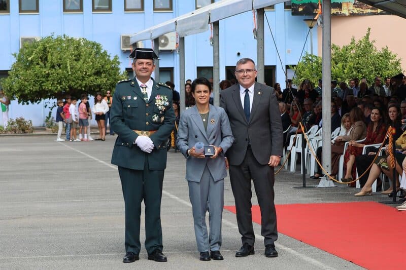 Desde la izquierda el jefe de la Comandancia de la Guardia Civil de Granada, Francisco Javier Arteaga, la medallista olímpica María Pérez y el subdelegado del Gobierno en la provincia, José Antonio Montilla - SUBDELEGACIÓN DEL GOBIERNO