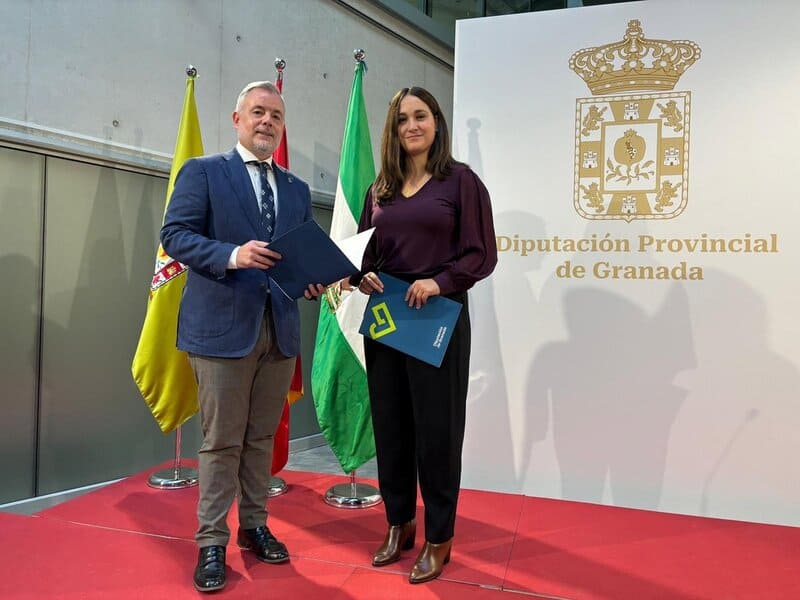 Diputación aprueba una línea de ayudas de dos millones de euros contra la despoblación El portavoz del Equipo de Gobierno de la Diputación de Granada, Nicolás Navarro, y la diputada de Reto Demográfico, María Vera, en la presentación de una nueva línea de ayudas contra la despoblación. - DIPUTACIÓN DE GRANADA