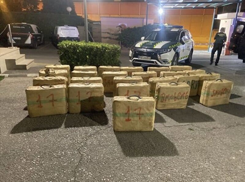 Persecución en la A-92: arrestado por tráfico de drogas y exceso de velocidad Droga intervenida - GUARDIA CIVIL