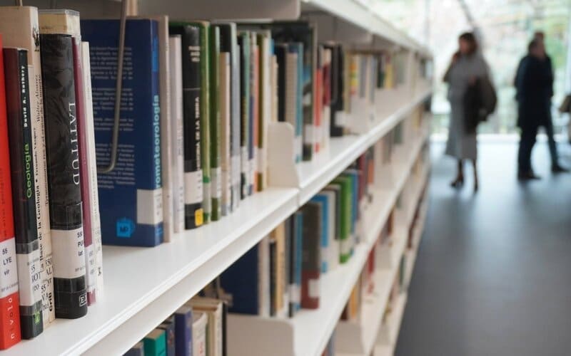 El plazo para solicitar el Bono Cultural Joven finaliza el 31 de octubre y más de 6.800 jóvenes granadinos ya lo han solicitado Imagen de archivo de una biblioteca. - DELEGACION DEL GOBIERNO