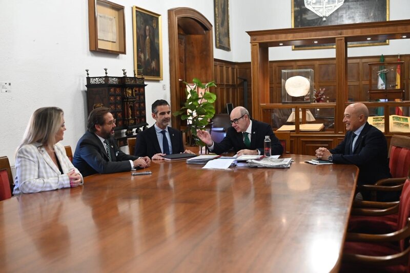 Junta y UGR estrechan su colaboración en materia de innovación agroalimentaria De izquierda a derecha, los delegados de Agricultura de la Junta en Granada, Carmen Lidia Reyes, y del Gobierno andaluz, Antonio Granados, el consejero de Agricultura, Ramón Fernández-Pacheco, el rector, Pedro Mercado, y su gerente, Miguel Ángel Guardia - JUNTA