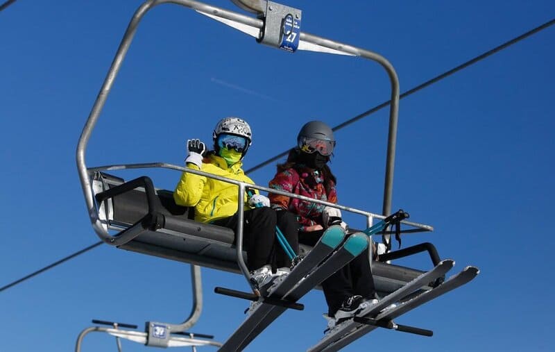 CCOO denuncia el recorte del calendario de verano en Sierra Nevada y critica la reducción de empleo en Cetursa Archivo - Esquiadores cogiendo telesillas en la estación de esquí de Sierra Nevada. Archivo. - Álex Cámara - Europa Press - Archivo