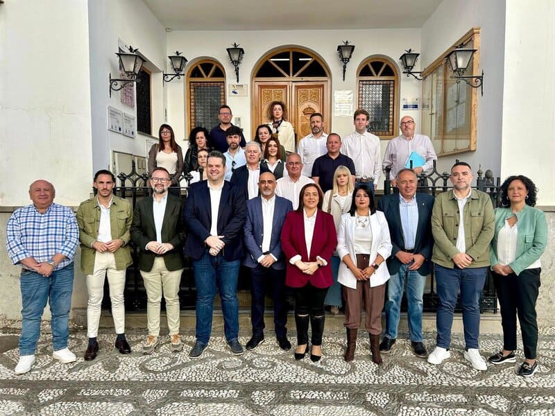 Alcaldes socialistas plantean la ampliación del metro de Granada hacia la cornisa Sur Alcaldes metropolitanos anuncian una recogida de firmas para exigir a la Junta la ampliación del metro hacia la cornisa sur. - PSOE