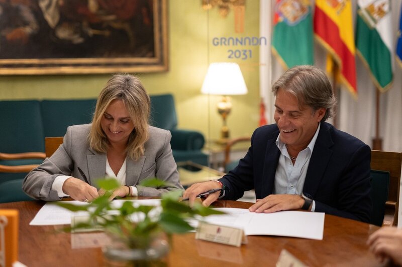 La Hermandad del Rocío de Granada se suma a la candidatura de Capital Europea de la Cultura 2031 La alcaldesa de Granada, Marifrán Carazo, y el hermano mayor de la Hermandad del Rocío de Granada, Alfredo Alcalde, en la firma de la adhesión a la candidatura de Granada como Capital Europea de la Cultural 2031. - AYUNTAMIENTO DE GRANADA