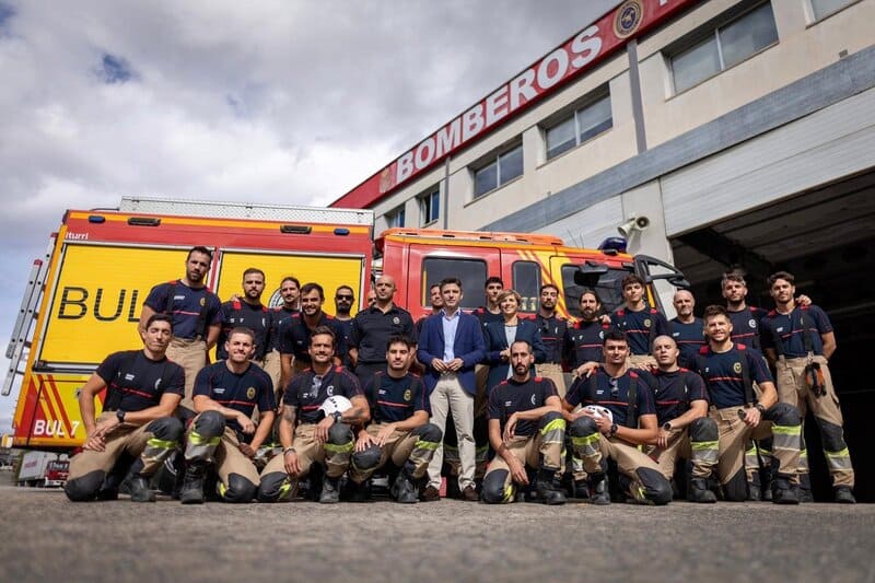 El Ayuntamiento de Granada incorpora 19 nuevos bomberos al Servicio de Prevención y Extinción de Incendios El portavoz del equipo de gobierno local de Granada, Jorge Saavedra, y la edil de Protección, Ana Agudo, en la imagen con los nuevos bomberos - AYUNTAMIENTO