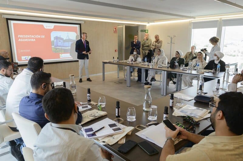 Directivos de Arabia Saudí visitan la estación de tratamiento de El Chaparral en Albolote