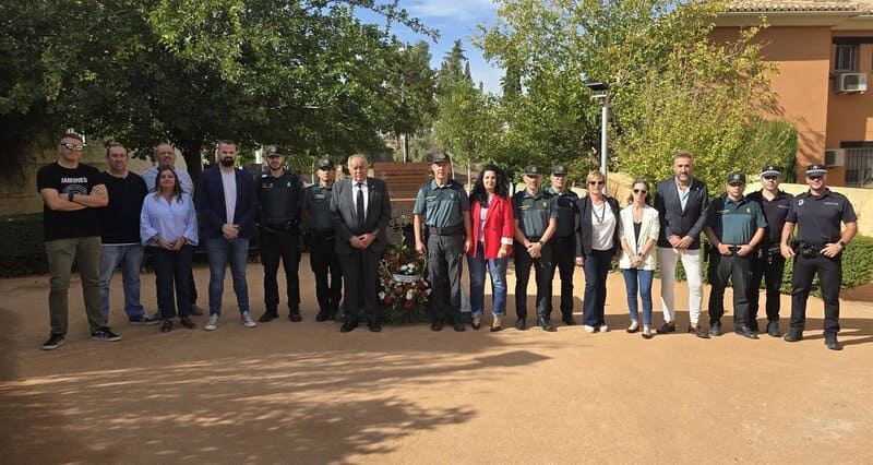 Huétor Vega recuerda al agente Arcos en el séptimo aniversario de su muerte en acto de servicio Homenaje al agente de la guardia civil José Manuel Arcos en Huétor Vega. imagen: AYUNTAMIENTO