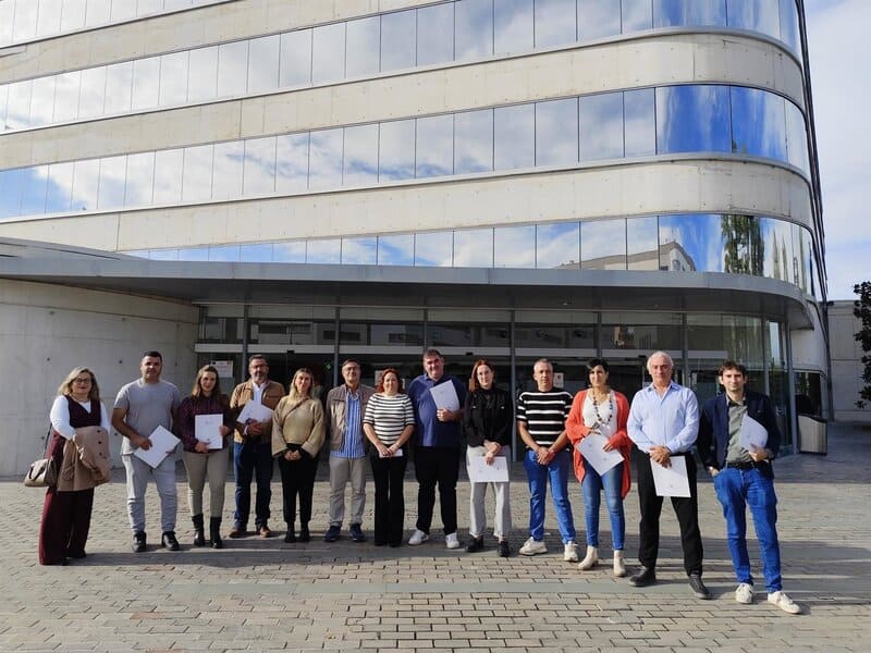 IU reclama a la Diputación de Granada priorizar a los municipios pequeños en los presupuestos de 2026 Comparecencia informativa de IU a las puertas de la Diputación de Granada - IU