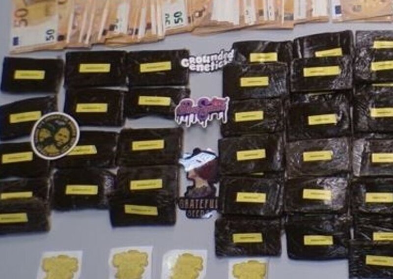 Desmantelado un laboratorio para producir hachís en el área metropolitana de Granada Hachís y dinero intervenido por la Policía Nacional. - POLICÍA NACIONAL