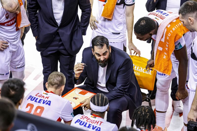 Ramón Diaz, entrenador del Coviran Granada, durante un tiempo muerto en el partido contra el Baxi Manresa. Imagen: acb Photo / Joaquim Alberch