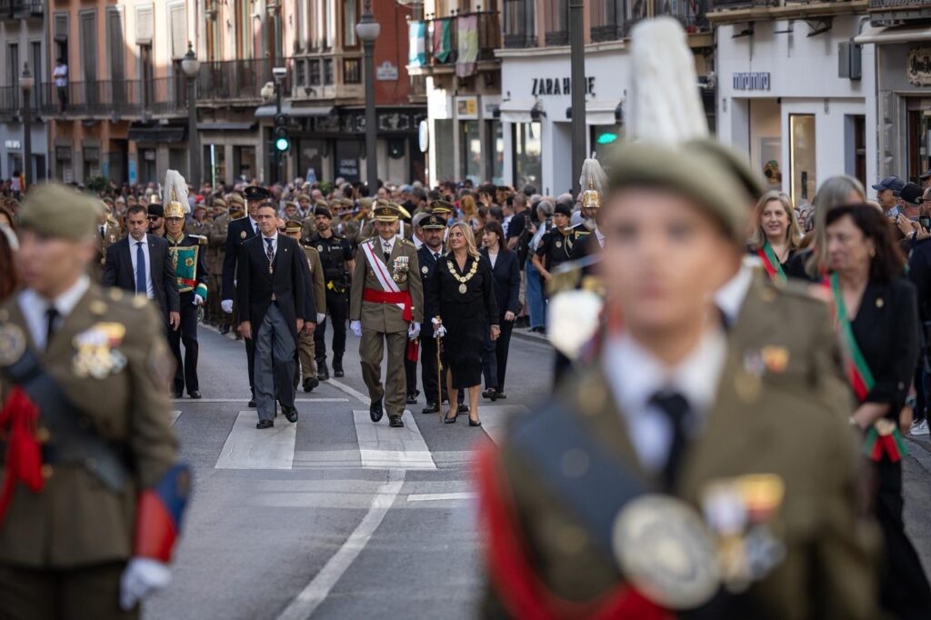 Comitiva durante el desfile por el Día de la Hispanidad en Granada. Imagen: Perfil en X de Marifrán Carazo / https://x.com/marifrangr