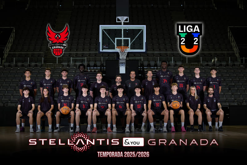 Plantilla del Stellantis & You Granada, con Samu Gómez en el centro. Imagen: https://fundacioncbgranada.es/