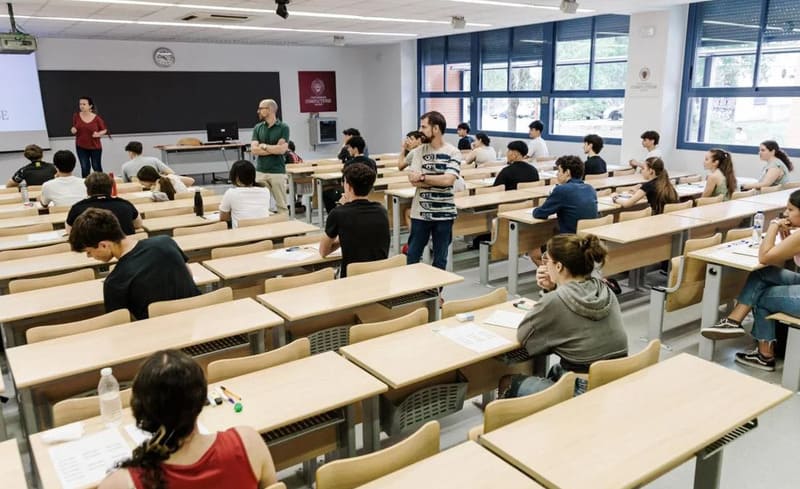 Las Matemáticas cambiarán su ponderación en la nota de admisión de 35 grados a partir de la PAU 2026/2027 Examen de Selectividad, en una imagen reciente. EP