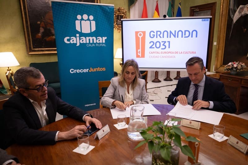 Cajamar apoya la candidatura de Granada 2031 mediante un convenio para impulsar proyectos culturales y sociales La alcalde de Granada, Marifrán Carazo, durante la firma del convenio con Cajamar. Imagen: Ayuntamiento de Granada