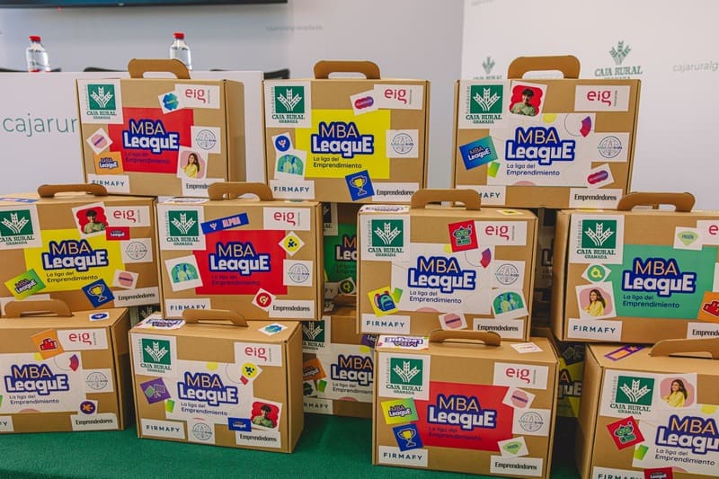 Material entregados a los alumnos que participan en la nueva edición de la MBA League en Granada. Imagen: Fundación Caja Rural Granada