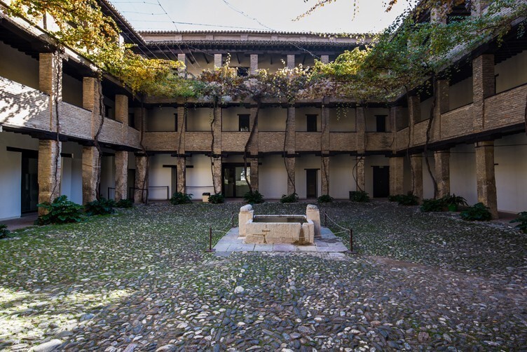 Patio del Corral del Carbón. Imagen: https://www.alhambra-patronato.es/