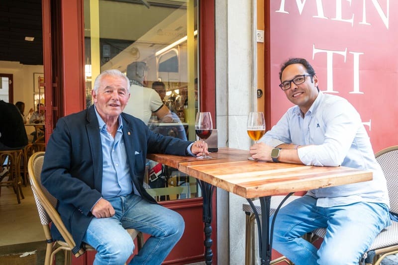 Chico Fernández: “Mi relación con el Rey Juan Carlos siempre fue espectacular” Chico Fernández (izquierda), junto a su hijo Guille Fernández, posan para GRXactualidad en la terraza de la Taberna El Mentidero.