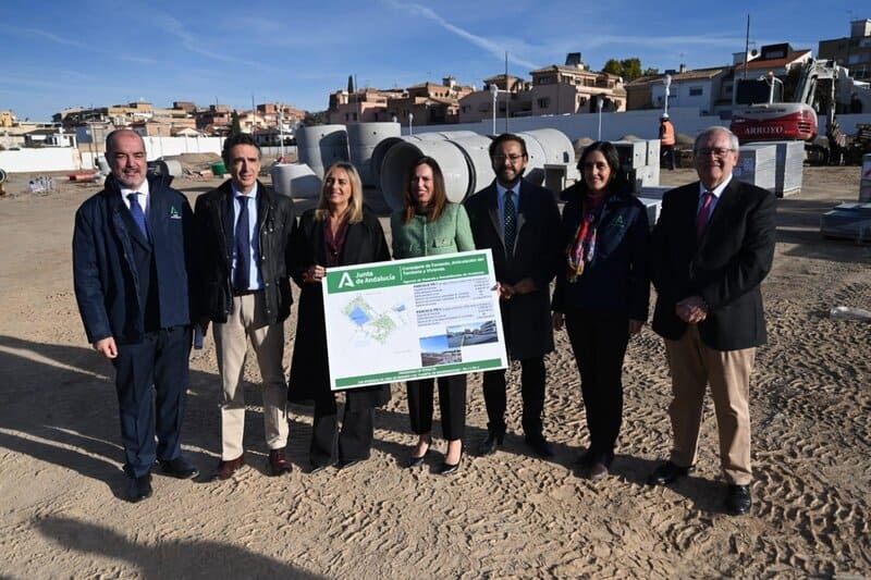 La consejera de Fomento de la Junta de Andalucía, Rocío Díaz, junto a la alcaldesa de Granada, Marifrán Carazo, en las obras del Cuartel de Mondragones, en Granada Capital.
- JUNTA DE ANDALUCÍA