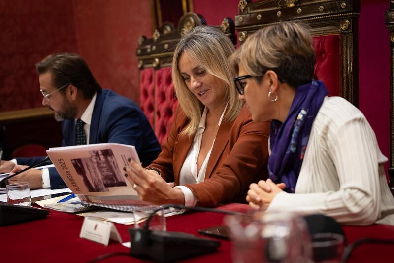 Granada refuerza su seguridad frente a posible inundaciones y mejora su capacidad de respuesta ante emergencias La alcaldesa de Granada, Marifrán Carazo, junto al delegado de la Junta en Granada, Antonio Granados, durante la presentación del Plan de Actuación Municipal ante el Riesgo de Inundaciones (PLAMIGra 2025). Imagen: Ayuntamiento de Granada