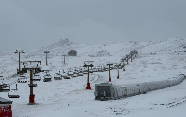 La borrasca Claudia deja en un manto de nieve en la estación de esquí de Sierra Nevada
