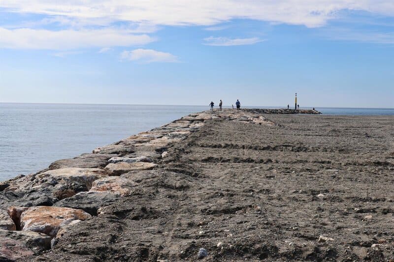 Finalizan las obras del espigón de la Punta del Santo que devuelve la estabilidad y anchura a Playa Granada Obras del espigón de Playa Granada. - SUBDELEGACIÓN DEL GOBIERNO EN GRANADA