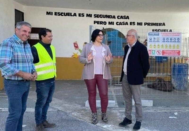 La Junta invierte casi 890.000 euros para mejorar los centros educativos de La Zubia La delegada territorial de Desarrollo Educativo de la Junta en Granada, María José Martín, en una visita a La Zubia - JUNTA