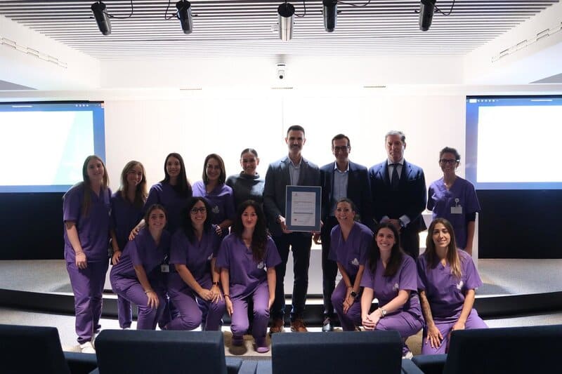 Calidad y tecnología en la atención infantil: el CAIT San Rafael alcanza nivel óptimo en ACSA El director-gerente de los centros de San Juan de Dios en Granada, José Luis Castellar; el gerente de la Fundación Progreso y Salud, Gonzalo Balbontín, y el responsable del CAIT San Rafael, Armando Montes, junto a parte del equipo del centro - ORDEN HOSPITALARIA SAN JUAN DE DIOS