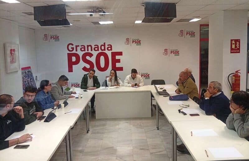 PSOE y sindicatos critican la Ley Universitaria de Andalucía por debilitar a la pública La secretaria de Universidades Públicas, Ciencia e Innovación del PSOE de Granada, Arantxa Urrea, en el centro en la imagen entre Eduardo Castillo y Jorge Ibáñez - PSOE