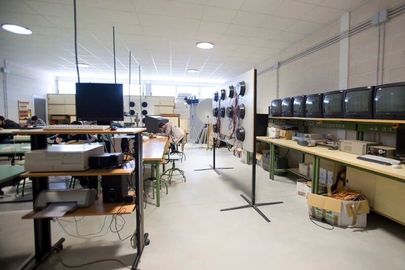 La Junta destina cerca de 190.000 euros a equipamiento y conectividad de nueve centros de FP en Granada Material y equipamiento en colegios y centros educativos (archivo) - JUNTA DE ANDALUCÍA - Archivo