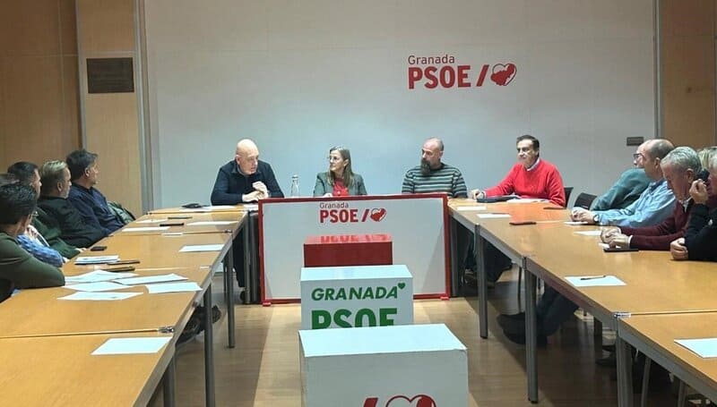 El PSOE pide a la Junta un plan de inversiones forestales para “combatir incendios todo el año” Encuentro de medio ambiente del PSOE de Granada con el parlamentario andaluz del PSOE Gerardo Sánchez, la responsable de Medio Ambiente del PSOE de Granada, Belén Pezzi, y el responsable de Medio Ambiente del PSOE andaluz, Ignacio Henares - PSOE